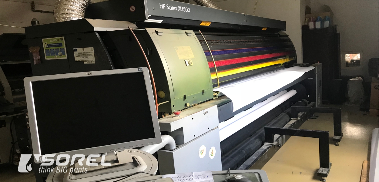 HP Scitex XL1500 Printer:
            ☛ ☛ Max Width: 320 cm. ☛ Max Length: unlimited. ☛ Max Quality: 300 dpi.
            ☛ 8 Colors: Cyan, magenta, yellow, black, light cyan, light magenta, light yellow, light black.
            ☛ Applications: Self-adhesive vinyl, PVC, mesh, fabrics, flexface banner, paper, and more.