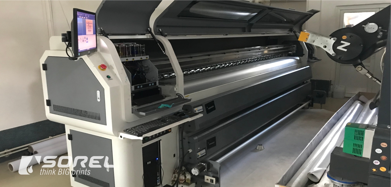 GZM 3204 SG
            ☛ Max Width: 300 cm.
            ☛ Max Length: unlimited.
            ☛ Max Quality: 1200 dpi.
            ☛ Colors: 4-CMYK.
            ☛ Ink: Eco-solvent ink
            ☛ Extreme Speed upto 248m2/hr.
            ☛ Enhanced Drying System